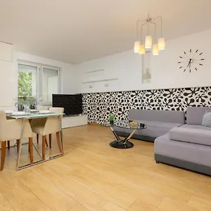 Metro Targowek Spacious With Parking By Renters , Warszawa Polska