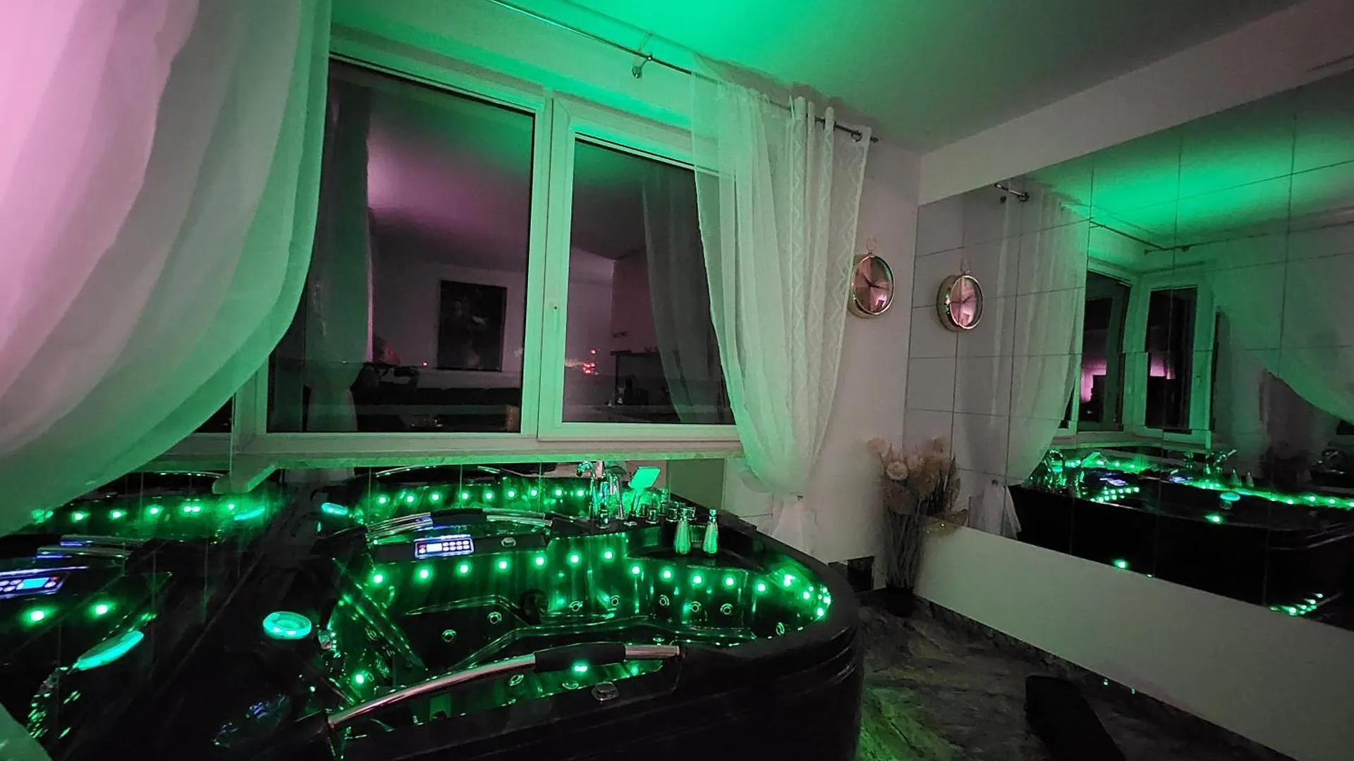 Gdansk By The Sea - Prestige Home Spa Apartments With A Luxurious Jacuzzi, Sauna And An Exclusive Massage Chair Available In One Of The Apartments! 0*,  Polska